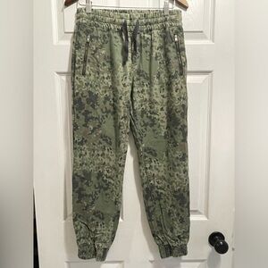 Aritzia TNA Joggers Jogger Pants army green Camo Size 4